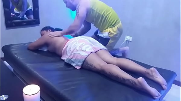pareja interracial disfrutan de un buen masaje y de un rico sexo mientras frotan sus cuerpos aceitados
