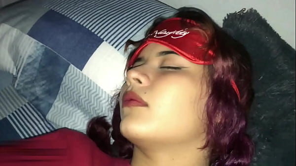 Pareja amateur real tiene sexo duro y apasionado, ambos llegan al orgasmo, riding creampie