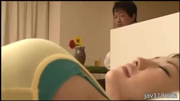 ong chu voi co gai tre