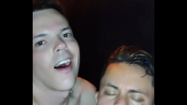 Fudendo sem camisinha na sauna