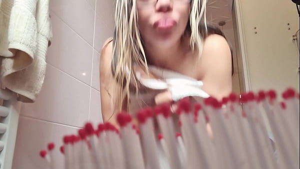 safada e putinha se exibe em lugar que nao pode e janela aberta