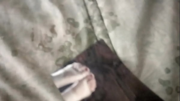 Espirrando na foto dos pes  