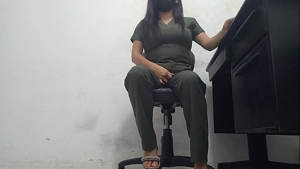 doctora muy femenina se masturba frente a un paciente mientras le brinda atencion medica  