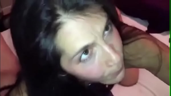 corno chupando com a esposa