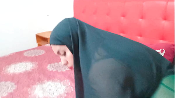 Muslim woman in hijab gets fucked and gets her face covered in cum - creampie.