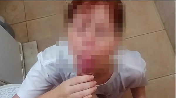 Ruivinha v&ecirc; seu primo se masturbando no banho e resolve ajud&aacute;-lo