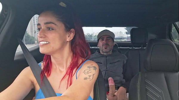 Motorista de app pega passageiro se masturbando por tr&aacute;s!