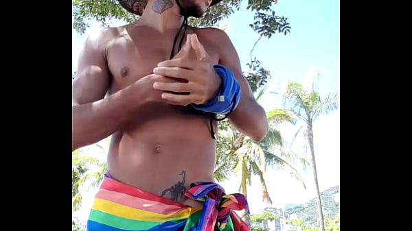 Com apenas canga Higor Linz faz uma exibi&ccedil;&atilde;o gostosa  