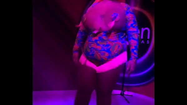 Gordibuena tetona bailando la chapa que vibra