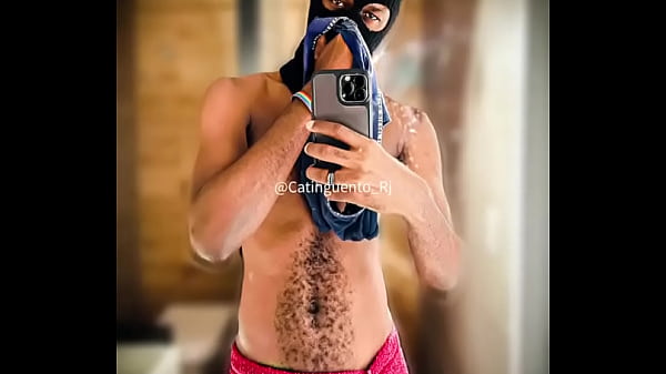 Eu cheirando a minha cueca suada e esporrada em 3D pra voc&ecirc;s. #cueca #fetiche #pig