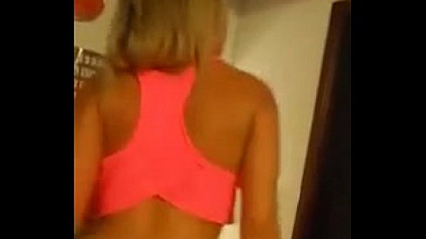 Francyele rebolando em frente ao espelho de shortinho