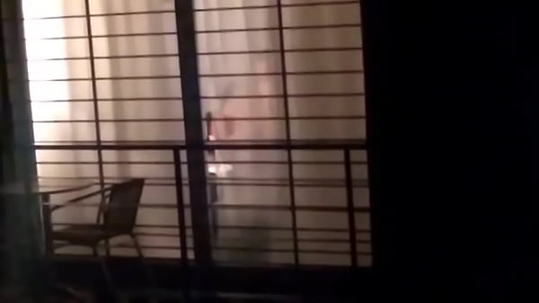 Coje con la ventana entre abierta