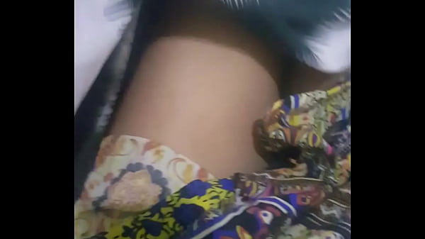 Escondida tocandome bien rico bajo las sabanas