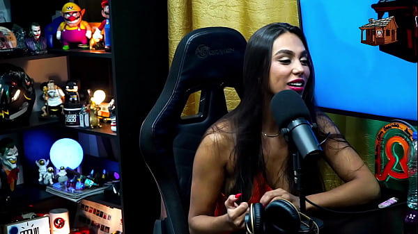 A Carioca amou o Pau do apresentador do Podcast, queria colocar o plug no cuzinho - Didy Reis - Podcast P&aacute;pum no Barraco! Completo no Sheer RED