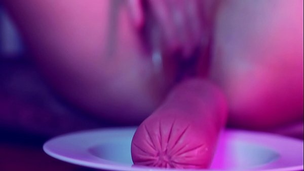 Enfiando a mortadela enorme na bucetinha