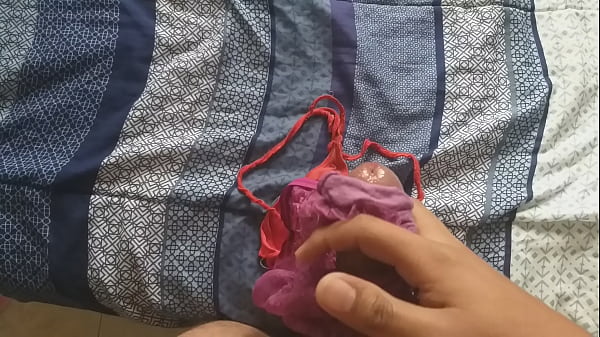 leche en las tangas de mi cu&ntilde;ada se las quite por un momento para llenarlas de mi lechita y que ella las use