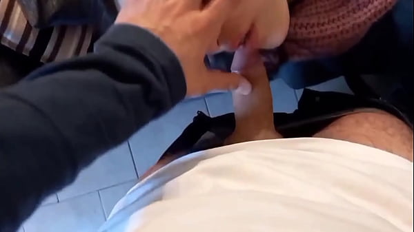 Petite sexy se la follan despu&eacute;s de un par de copas