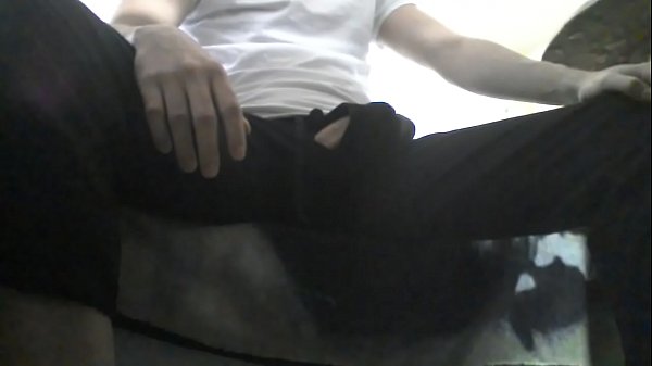 Llego del trabajo y me jalo la verga mirando porno  