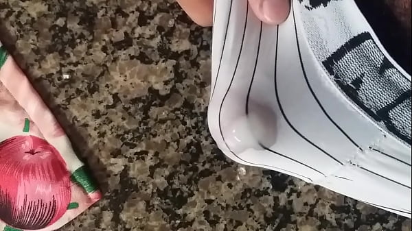 Novinho jorrando leite atrav&eacute;s da cueca