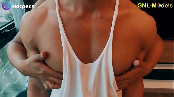 Muscle amateur guys gets pecs played 