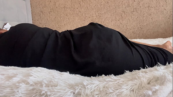 Moroccan milf fingering pussy