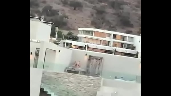 Pareja cogiendo en p&uacute;blico