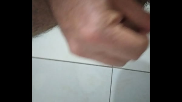 Coroa roludo gozando e soltando muito leite 