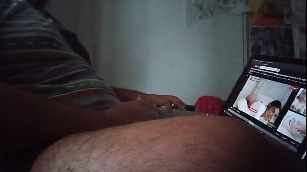 Me masturbo viendo los videos porno de mi esposa