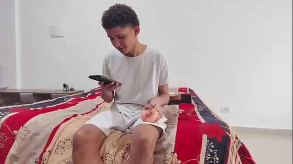 Madrasta entalada no forno pediu ajuda ao entiado que est&aacute; brincando e masturbando com buceta de borracha socou a piroca com manteiga