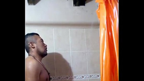 to&ntilde;o ba&ntilde;andose y masturbandose