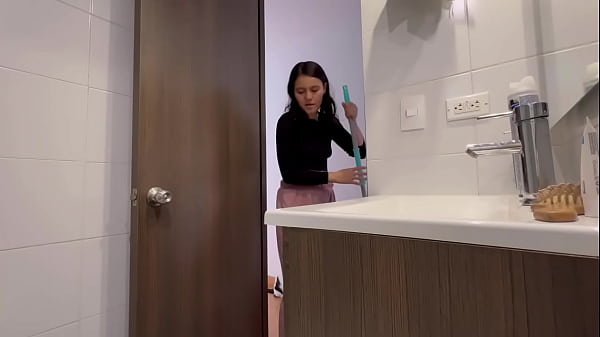 La empleada de mi esposo me toca en el ba&ntilde;o y en la noche me pega su culo de lesbiana rica, cuando mi marido no esta...