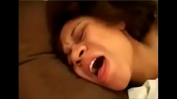 Mulata gemendo enquanto a vara entra