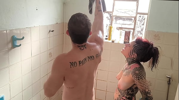 quem nunca sonhou foder a meia-irma no banho ?