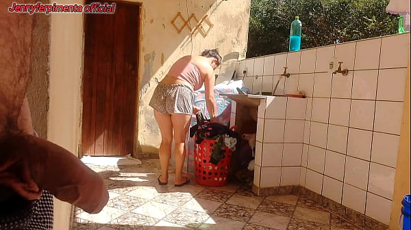 Peguei minha enteada lavando roupa de shortinho, fiquei com tes&atilde;o e gostei da bucetinha super gostosa dela