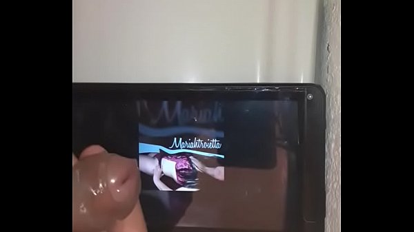 Me la jalo hasta derramar mi semen