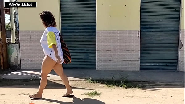 VI UMA MENDINGA GOSTOSA NA RUA DANDO MOLE DISSE A ELA QUE IA LI DAR DE COMER