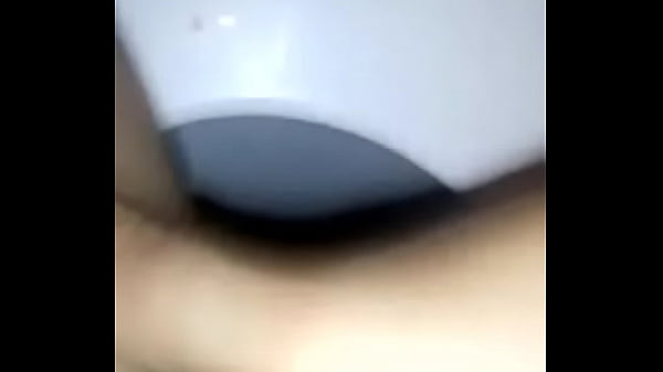 se toca su concha en el retrete  