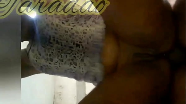 Comendo o rabo da preta em p&eacute; no banheiro