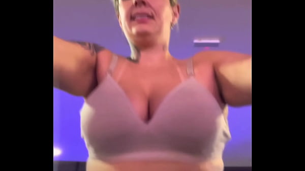 Na academia fiquei com muito calor tirei minha camisa fiquei de suti&atilde; nossa fiquei com muito tes&atilde;o e calor escorri suor pela buceta