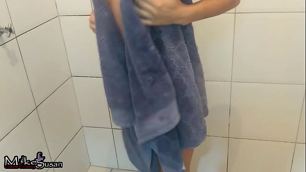 Depilou a bucetinha no banho  