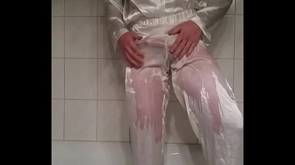 Selfpissing in Satin