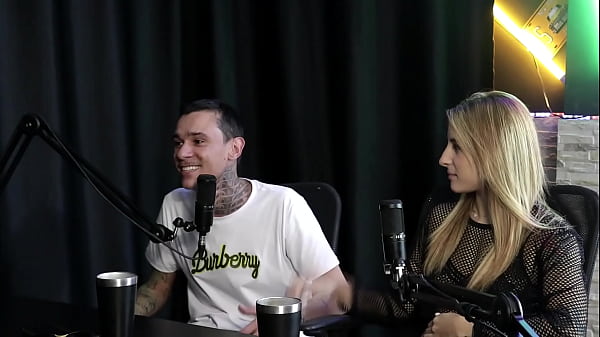 Eles explicam o por qu&ecirc; escolheram seus nomes, e resolveu seus problemas entrando no porn&ocirc; - Yasmin Paris & Ktal Vagabundo do Bom (SHEER/RED)