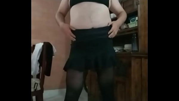 Hombre se viste de pantimedias y se vuelve sexy mujer 