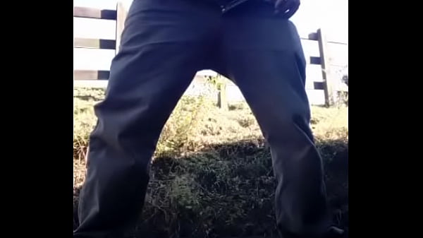 Cowboy dotado se masturbando at&eacute; gozar  