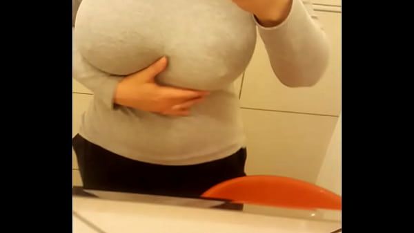 Tuga ninfeta tem os seios muito lindos e naturais.perfeito para uma boa espanholada e boa gozada nos seus seios.imperd&iacute;vel