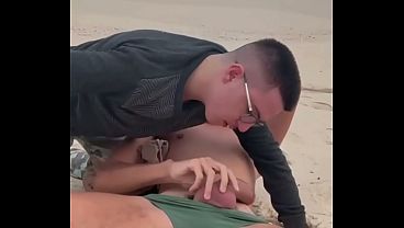 AGUENTANDO A PICA DO MARRETA SEM RECLAMAR