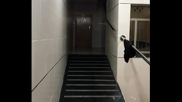 Pareja en la calle cogiendo en las escaleras