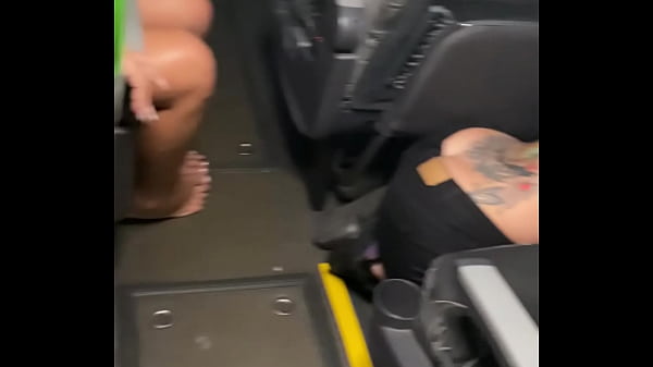 Sexo mais arriscado dentro do &ocirc;nibus - p&uacute;blico real com telespectadores