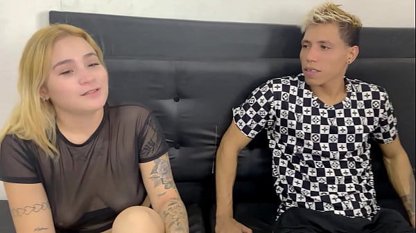 me follo a mi hermano mientras estamos solos en casa. se corre en mi culo. pov-porno en espa&ntilde;ol-rubia culona-sexo sin condon-creampie anal.