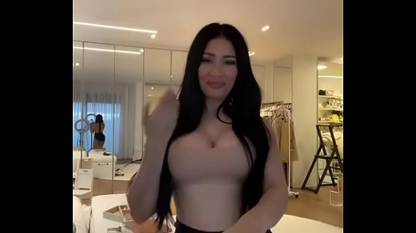 SIMARIA GOSTOSA REBOLANDO SHORTINHO  